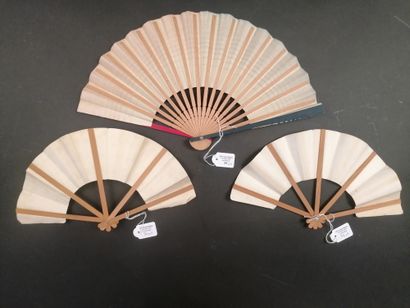 null GRAND MAGASINS - LE PRINTEMPS- Three folded fans for "Le Printemps". The three...
