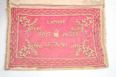  Pochette brodée aux maximes amoureuses, époque Louis XVI, taffetas de soie rose...