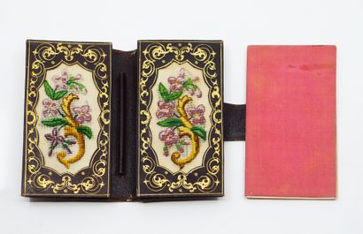null Etui à carnet, milieu du XIXe siècle, pochette en basane estampée ; l'intérieur...
