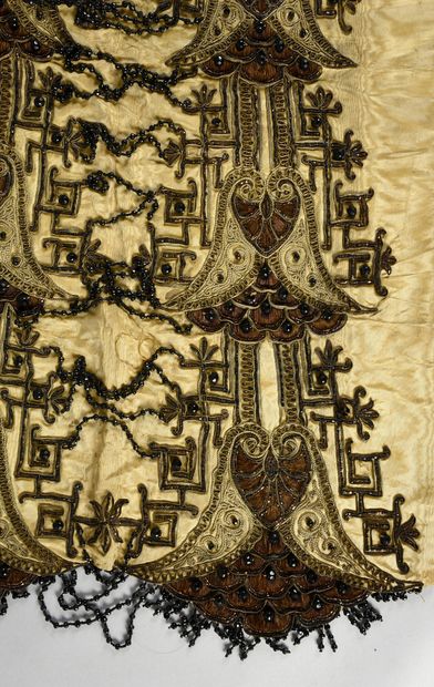 null Deux éléments de robe du soir brodées, fin du XIXe siècle, tablier brodé d'une...
