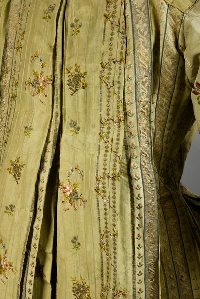  Manteau de robe à la française, vers 1760-1770, manteau de robe en pékin façonné...