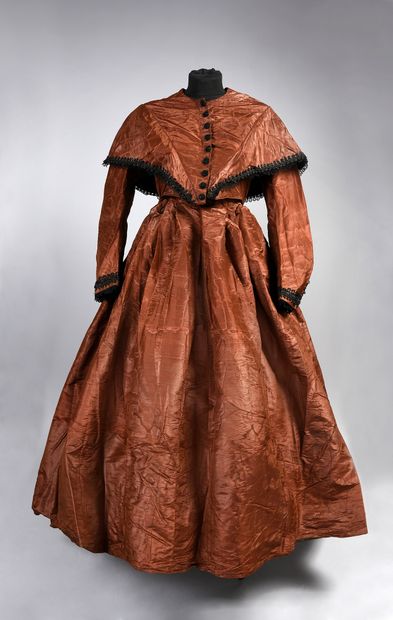  Robe de jour, vers 1850, robe en gros de Tours moiré café au lait, corsage à effet...