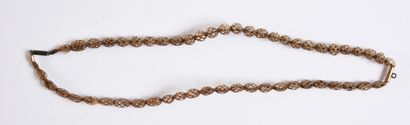 null Collier et bracelet coordonnés en cheveux tressés châtains, début du XIXe siècle,...