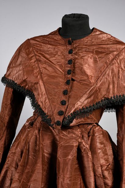  Robe de jour, vers 1850, robe en gros de Tours moiré café au lait, corsage à effet...