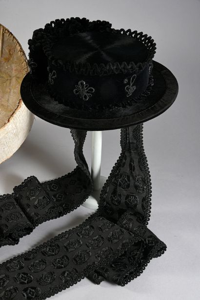null Chapeau traditionnel de dame à l'étiquette d'un modiste de Bruneck dans le Sud-Tyrol,...