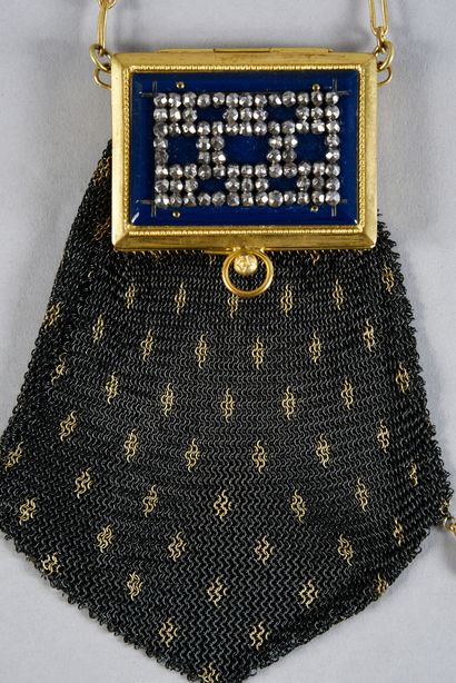 null Minaudière, vers 1910, la poche en maille d'acier noir et or lestée de trois...