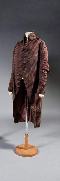 null Men's dress, circa 1790, basque dress and folded collar in plum peking with...