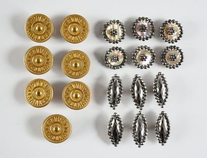 null Trois ensembles de six boutons, XVIIIe et XIXe siècles, un ensemble de boutons...