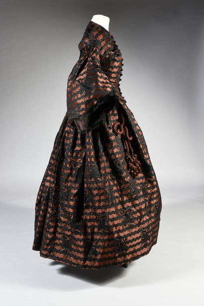 null Robe de jour, vers 1850, robe en façonné de soie noire et chocolat au beau dessin...