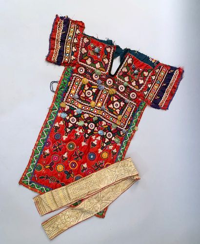 null Devant d'une robe d'enfant brodée, Gujarat, Inde, satin de coton rouge imprimé...