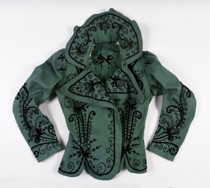 null Veste à basques, vers 1898, en drap de laine vert brodé en soutache en cordonnet...