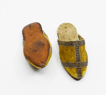 null Pair of miniature Turkish style mules, end of the 18th century, mules with leather...