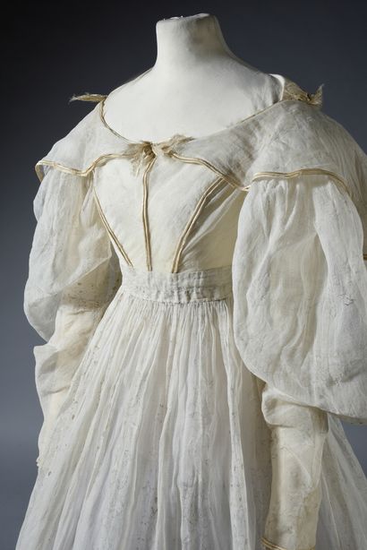 null Robe d'après-midi, vers 1835, robe en organdi à décor imprimé de guirlandes...