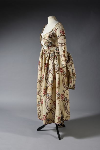 null Robe à l'anglaise retroussée en polonaise, en indienne, vers 1780, manteau et...