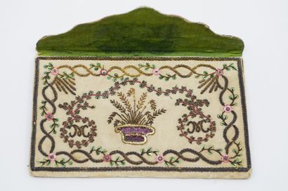  Pochette à rabat brodée, datée 1783, pochette en gros de Tours crème brodé en paillon,...