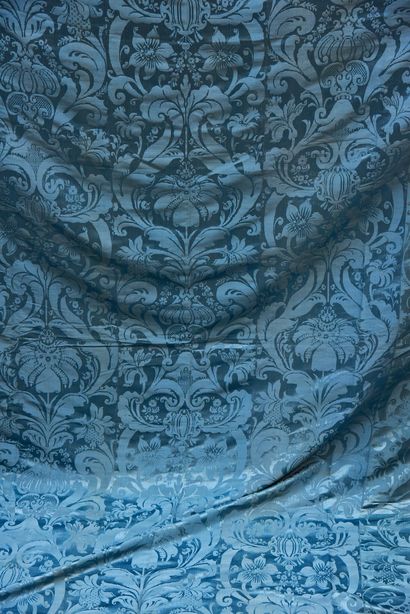 null Panneau de tenture en damas, fin du XVIIe siècle, damas jaspé bleu céleste....