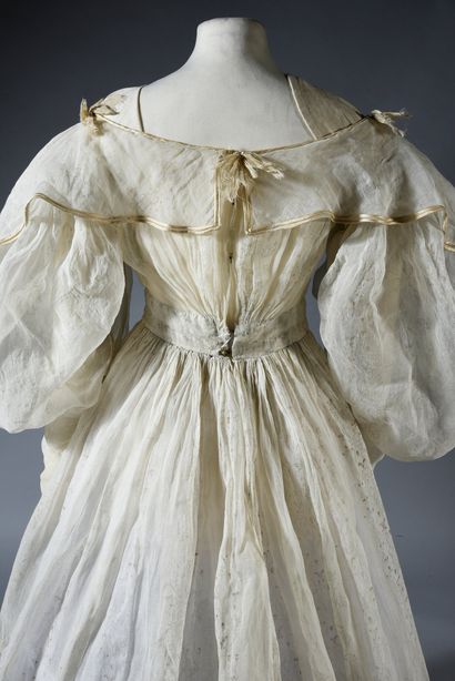 null Robe d'après-midi, vers 1835, robe en organdi à décor imprimé de guirlandes...