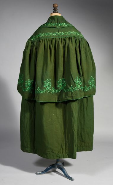 null Cape de dame, vers 1830-1840, cape agrafée sur le col en sergé de laine vert...