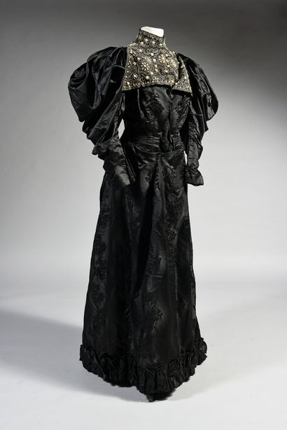 null Spectaculaire robe du soir, vers 1895, robe dans un façonné de soie noir à décor...