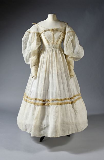 Robe d'après-midi, vers 1835, robe en organdi...