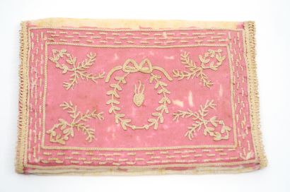  Pochette brodée aux maximes amoureuses, époque Louis XVI, taffetas de soie rose...