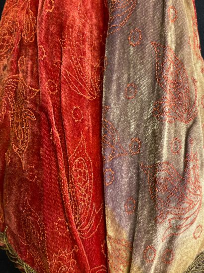  Partie d'une garde-robe bourgeoise ; accessoires et éléments du costume, 1850-1920...