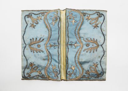  Pochette brodée, gage d'affection, époque Louis XVI, satin bleu azur brodé en couchure...