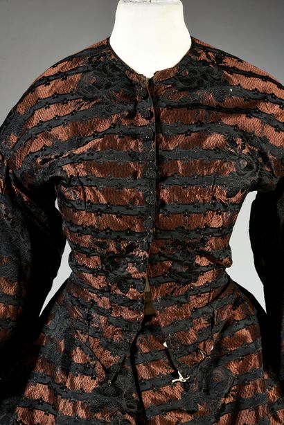 null Robe de jour, vers 1850, robe en façonné de soie noire et chocolat au beau dessin...