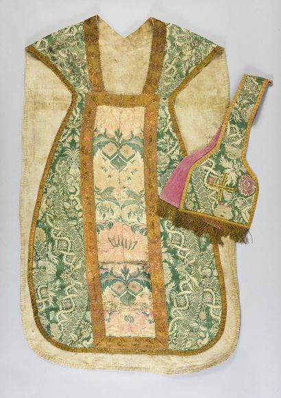 null Chasuble and maniple, early 18th century, chasuble in a lampas with green and...
