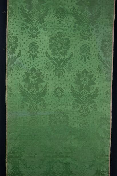  Métrage de damas, style Régence, fin du XIXe-début du XXe siècle, damas vert tissé...