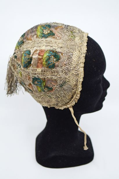 null Bonnet d'enfant, première moitié du XVIIIe siècle, bonnet emboitant à six quartiers...