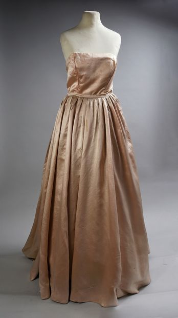null Christian Dior designer evening dress, circa 1950, dress in powdered pink satin,...