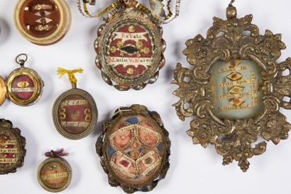 null 
Douze petits reliquaires ronds et ovales, XVIIIe et XIXe siècles, onze en métal...