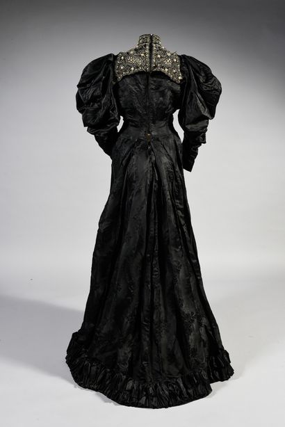 null Spectaculaire robe du soir, vers 1895, robe dans un façonné de soie noir à décor...