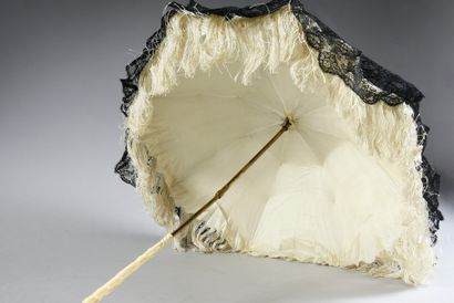  Ombrelle marquise, vers 1870, mât articulé en laiton doré et en ivoire sculpté de...
