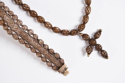 null Coordinated necklace and bracelet in braided chestnut hair, early 19th century,...