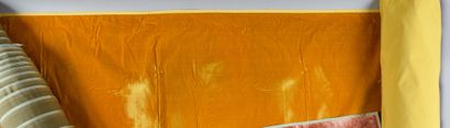 null Silk velvet, cut velvet in a golden yellow tone.
Approx. 10 x 0.68 m