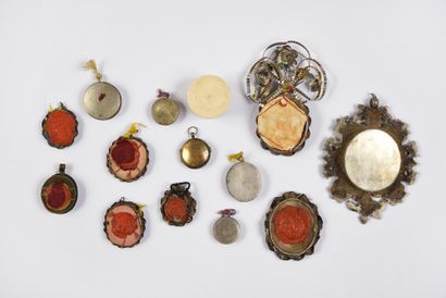 null 
Douze petits reliquaires ronds et ovales, XVIIIe et XIXe siècles, onze en métal...