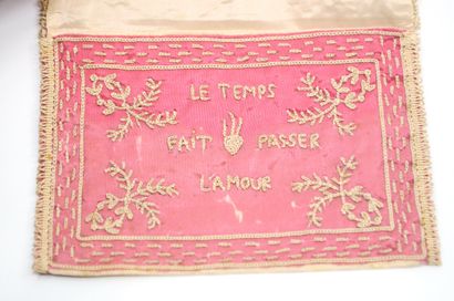 null Pochette brodée aux maximes amoureuses, époque Louis XVI, taffetas de soie rose...