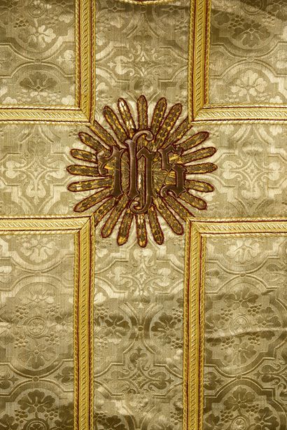  Chasuble néo-gothique, fin du XIXe siècle, chasuble en drap d'or à dessin de fleurons...