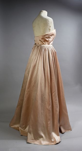 null Robe du soir griffée Christian Dior, vers 1950, robe en satin rose poudré, bustier...