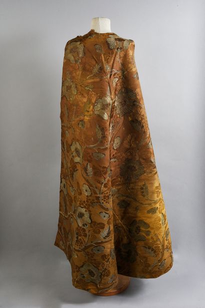 null Statue cloak in a precious brocade, mid 18th century, lampas fashioned in tobacco...