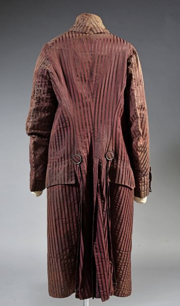 null Men's dress, circa 1790, basque dress and folded collar in plum peking with...