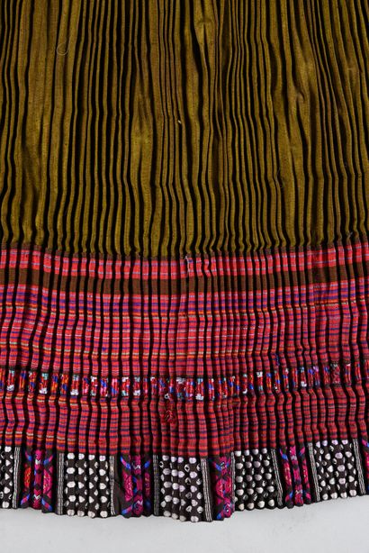 null Deux jupes plissées de femmes miao, Chine, jupe 100 plis en sergé de coton kaki...