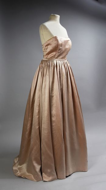 null Robe du soir griffée Christian Dior, vers 1950, robe en satin rose poudré, bustier...