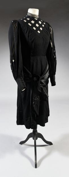  Partie de la garde-robe féminine d'une famille bourgeoise, 1900-1930 environ, robes...