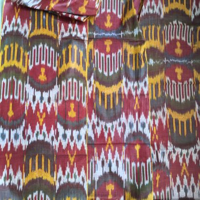 null Métrage by ikat, Central Asia, ikat of chain, silk and cotton or decorated with...