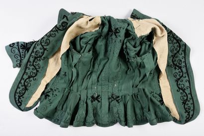null Veste à basques, vers 1898, en drap de laine vert brodé en soutache en cordonnet...