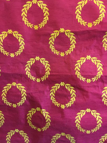 null Empire style, cherry red shantung roll printed in yellow tones of laurel wreaths.
Approximately...