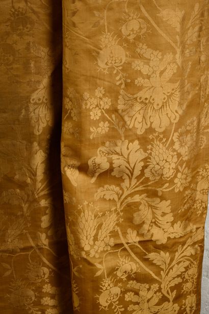 null Yellow damask tablecloth, second half of the 18th century, pointed design with...